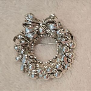 ❤️🎄🛍 VINTAGE Elegant Silver Wreath Brooch